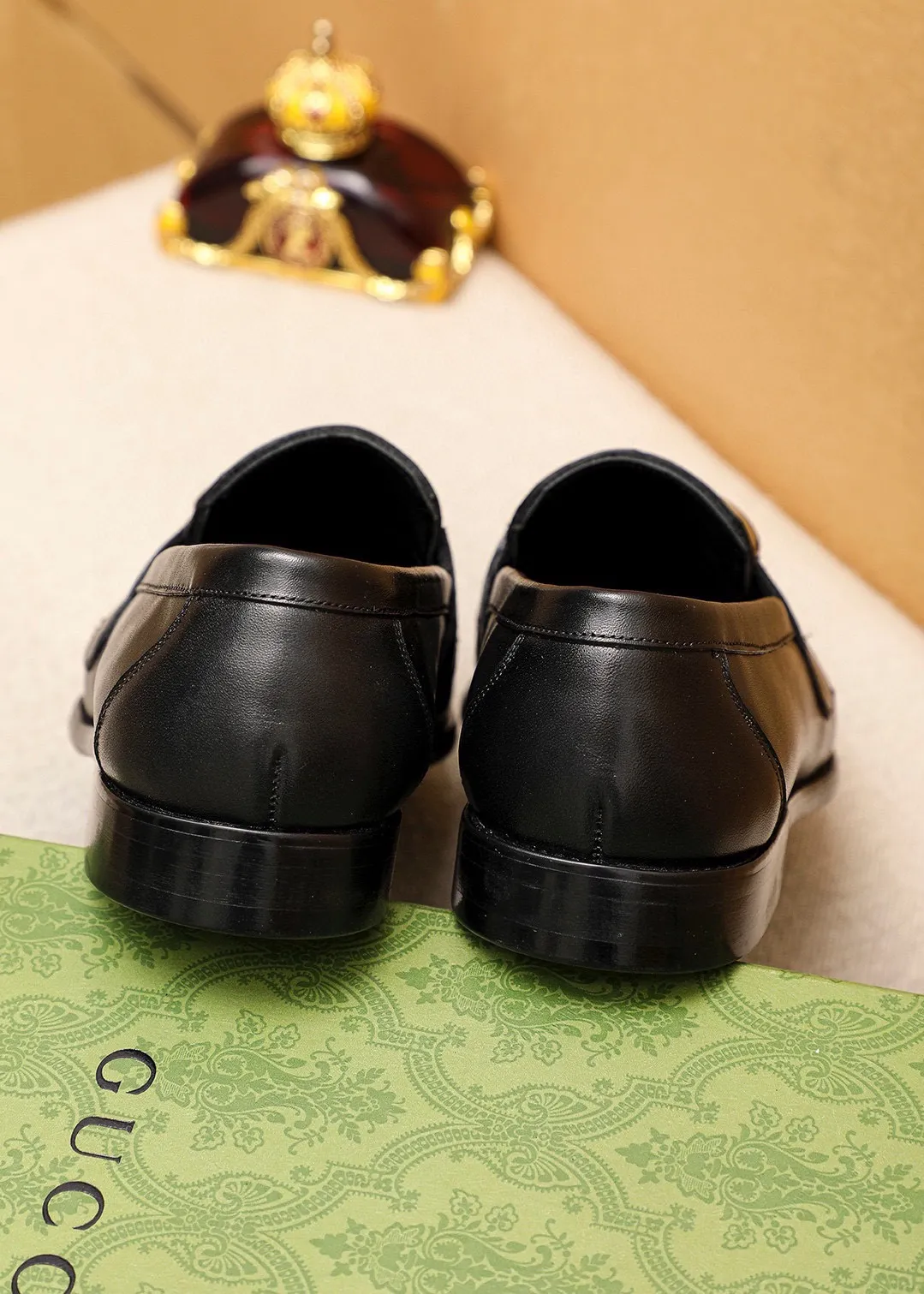 Men's shoes 💰460 💐 Product trademark: GUCCI "Gucci" casual leather shoes Regular size: 39-45 (38.45🉑️customized) Product materials: Selected imported first-layer calfskin upper + luxury hardware buckle, imported cowhide leather lining. Strong three-dimensional visual effect, rubber outsole Color: 1⃣️color optional